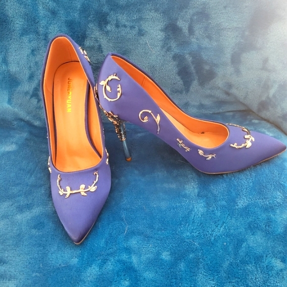 Blue Satin Formal Heels / Pumps with Metal detailing. Size 7. Not Marked - Picture 6 of 10
